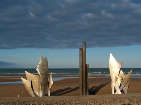 Monument des braves à ST LAURENT SUR MER sur la plage