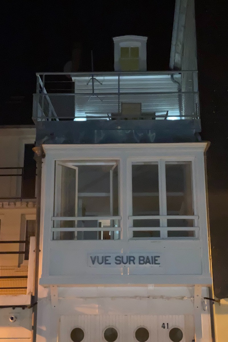 Terrasse éclairée pour profiter du magnifique coucher de soleil sur la Baie
