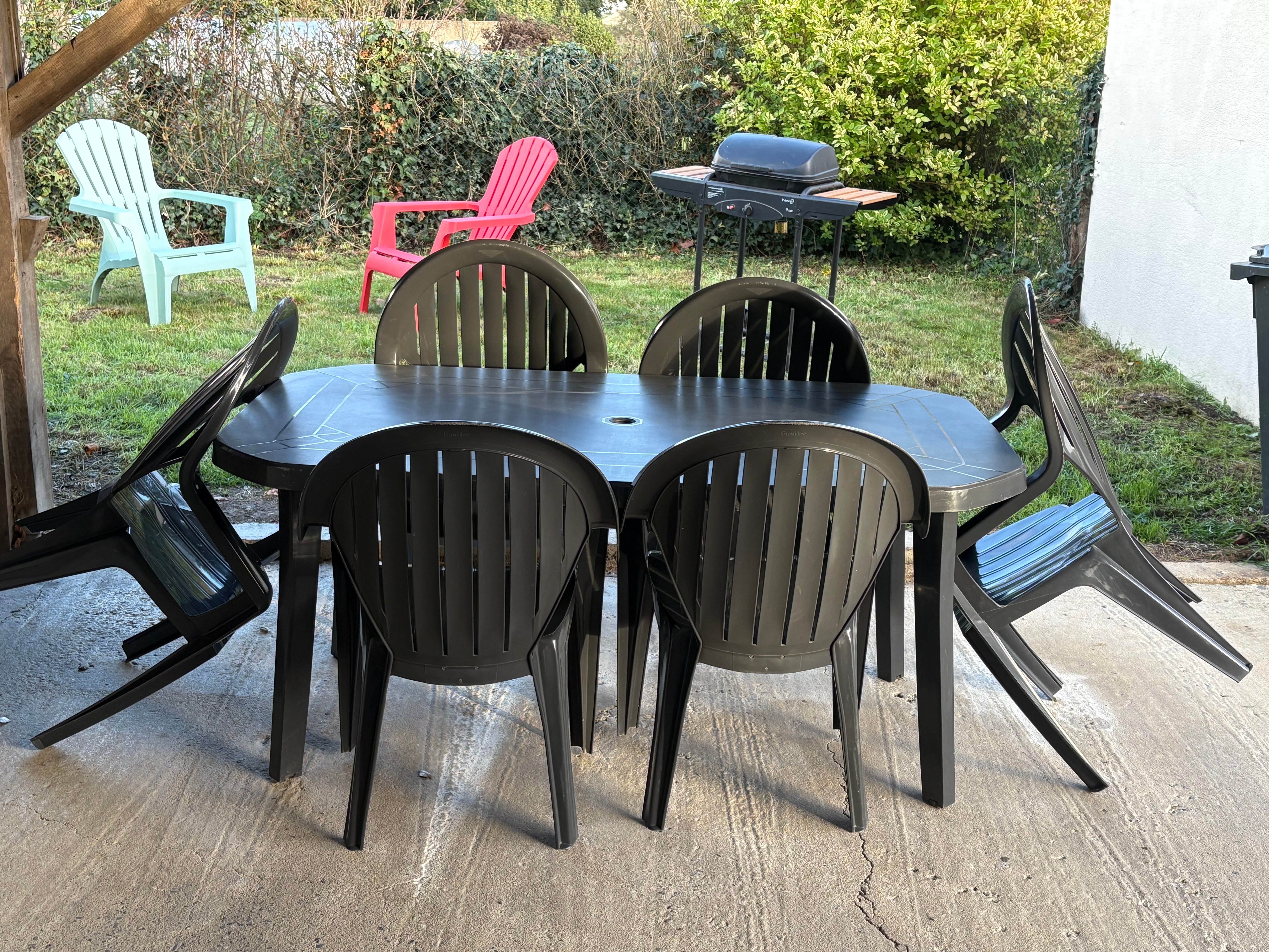 Terrasse couverte avec vue sur le jardinet. Barbecue à votre disposition