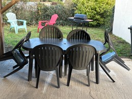 Terrasse couverte avec vue sur le jardinet. Barbecue à votre disposition