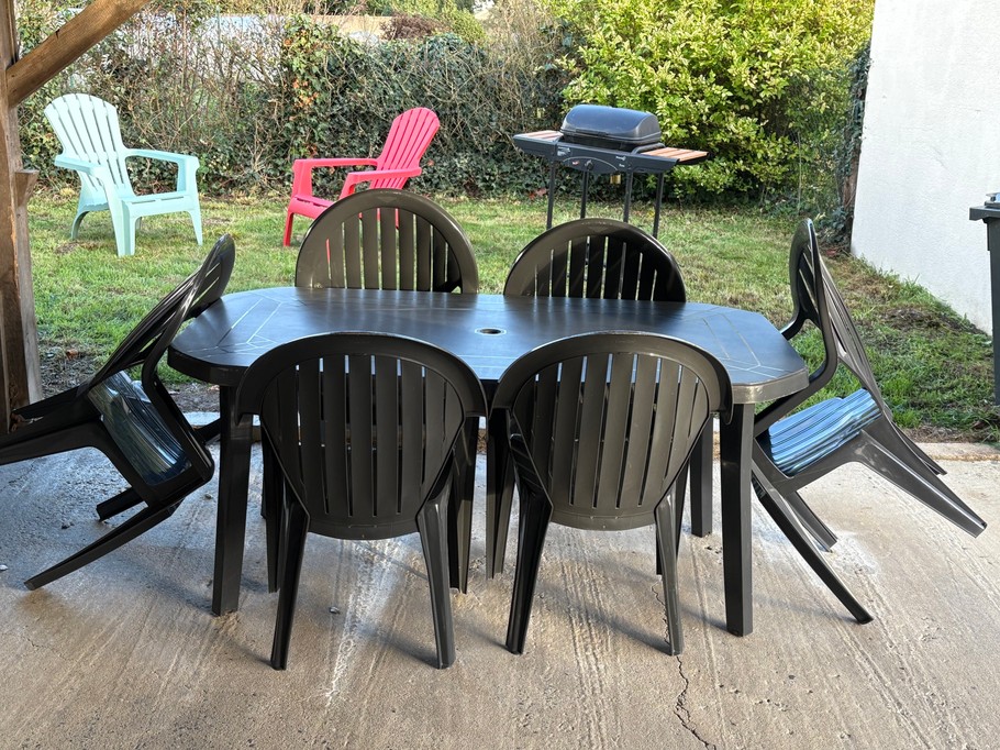 Terrasse couverte avec vue sur le jardinet. Barbecue à votre disposition