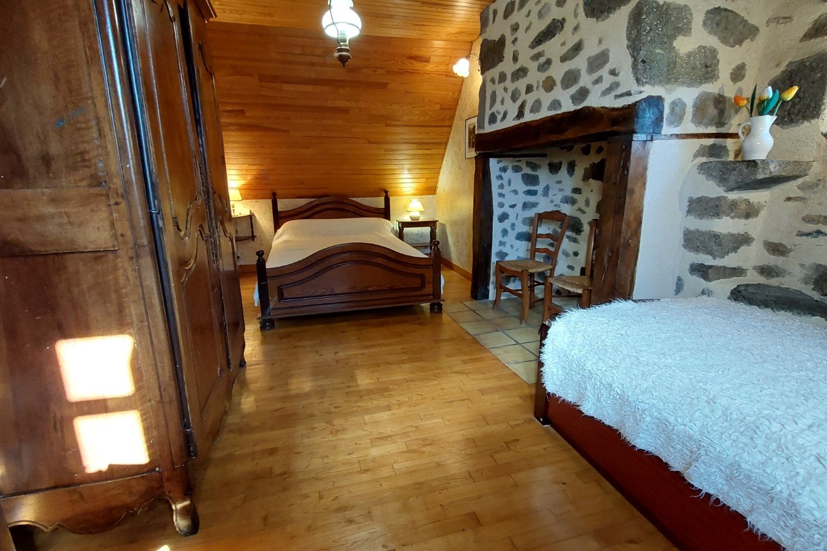 Chambre spacieuse avec un lit double et un lit simple, idéale pour une famille