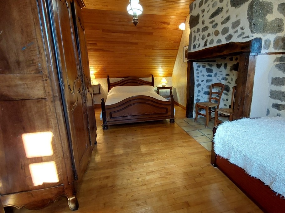 Chambre spacieuse avec un lit double et un lit simple, idéale pour une famille