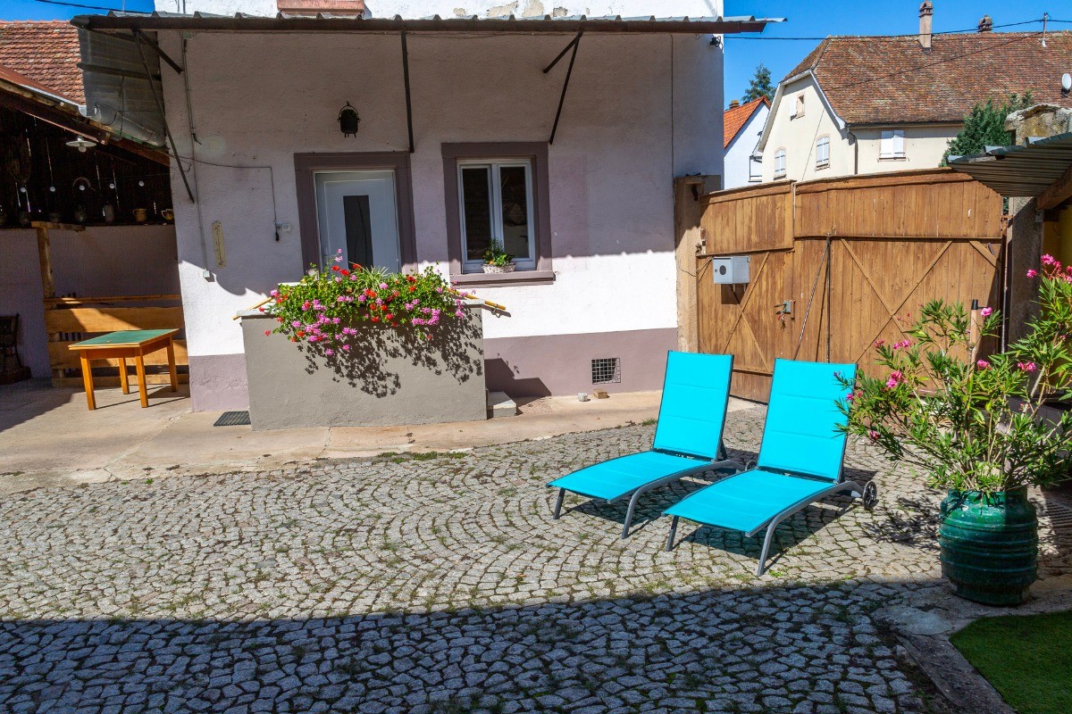 Cour et entrée dans le gîte