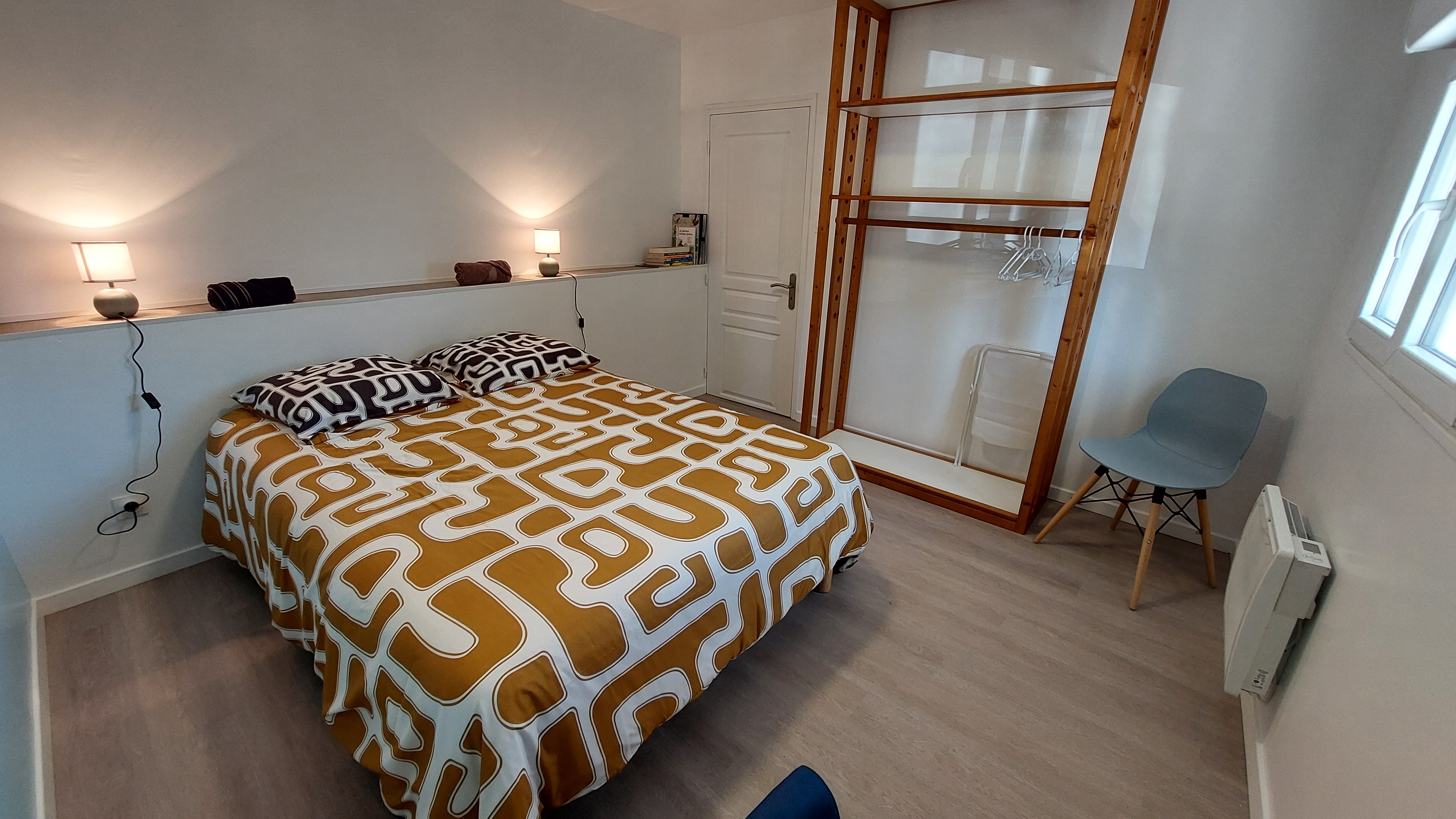 Chambre rénovée avec lit 140 près du lac de Saint-Étienne-Cantalès