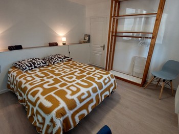 Chambre rénovée avec lit 140 près du lac de Saint-Étienne-Cantalès