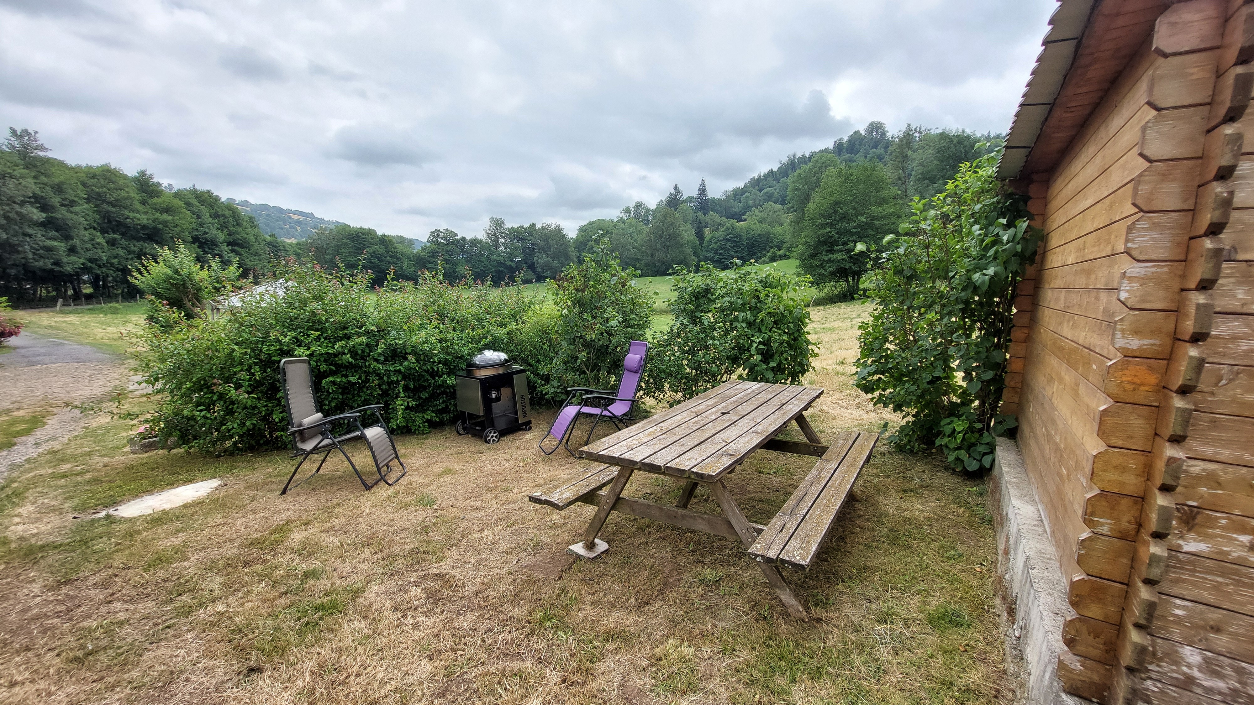 barbecue-terrasse-gite-cantal