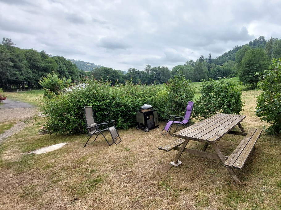 barbecue-terrasse-gite-cantal