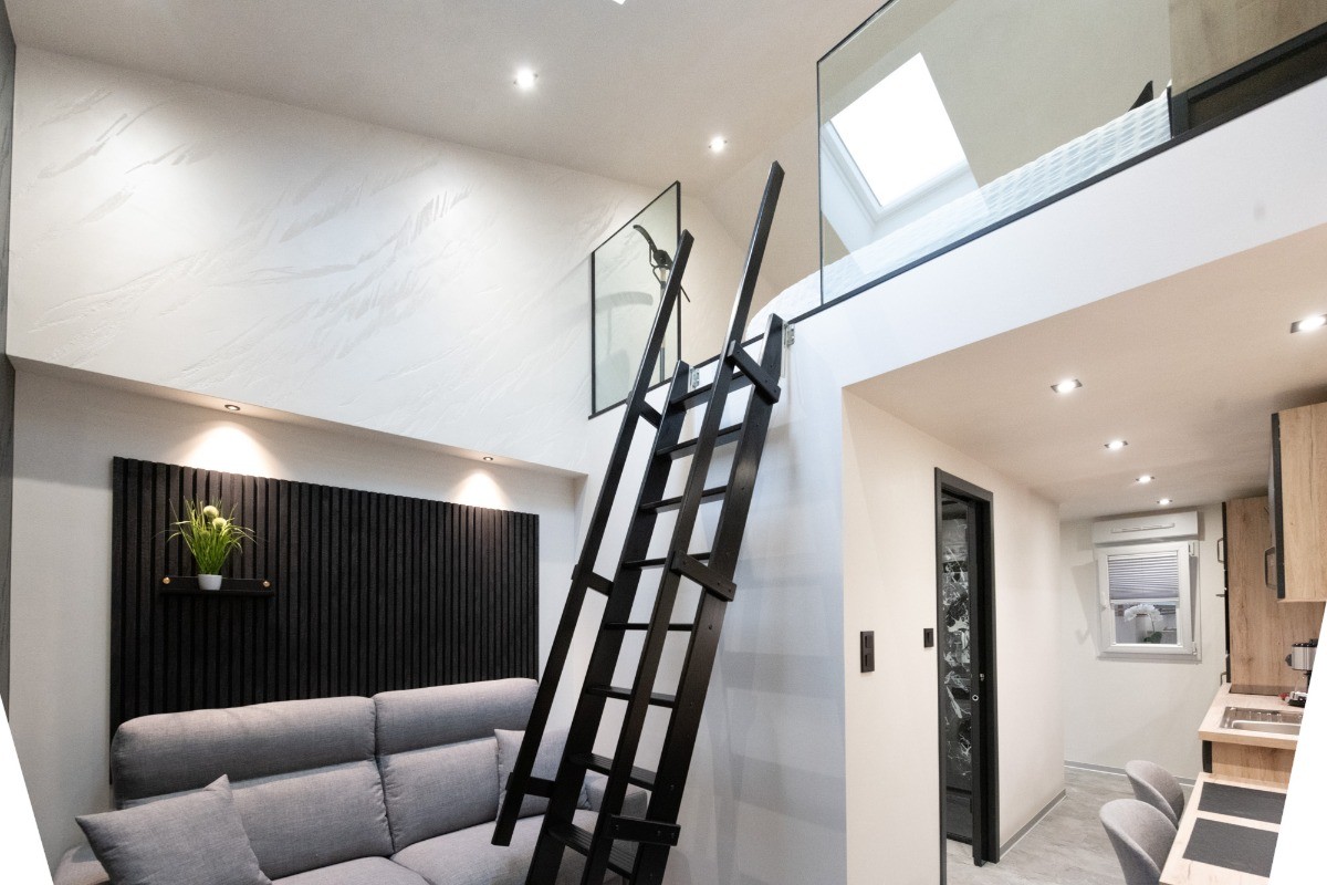 Pièce de vie et accès mezzanine sécurisé - Studios Belross Le Rubis