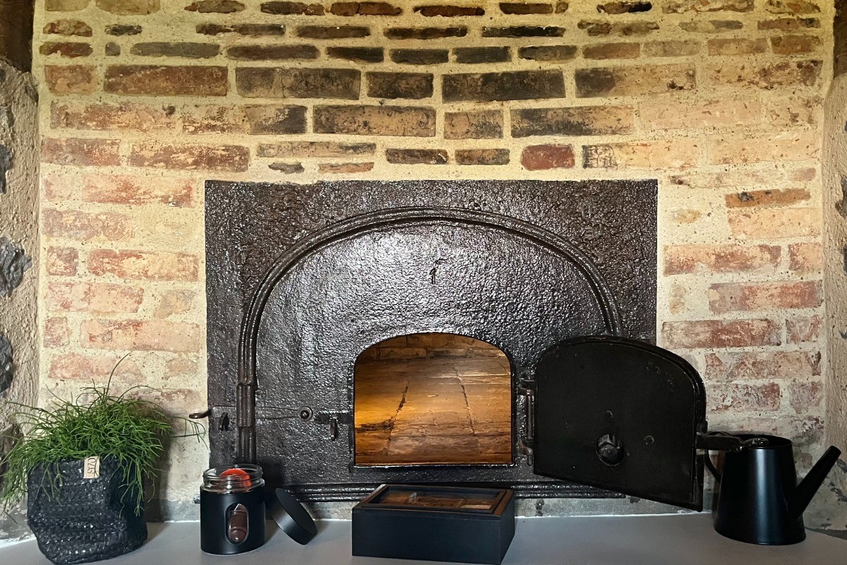 Ancien four à pain dans la cuisine entièrement restauré (décoratif).