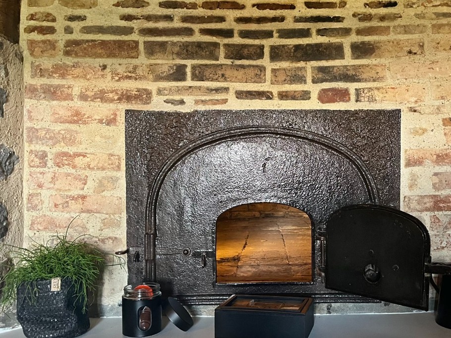 Ancien four à pain dans la cuisine entièrement restauré (décoratif).