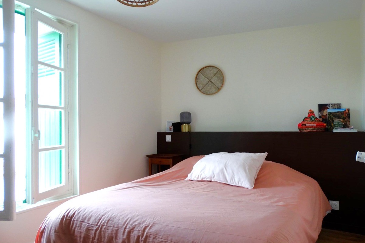 Chambre 1 avec un lit 140