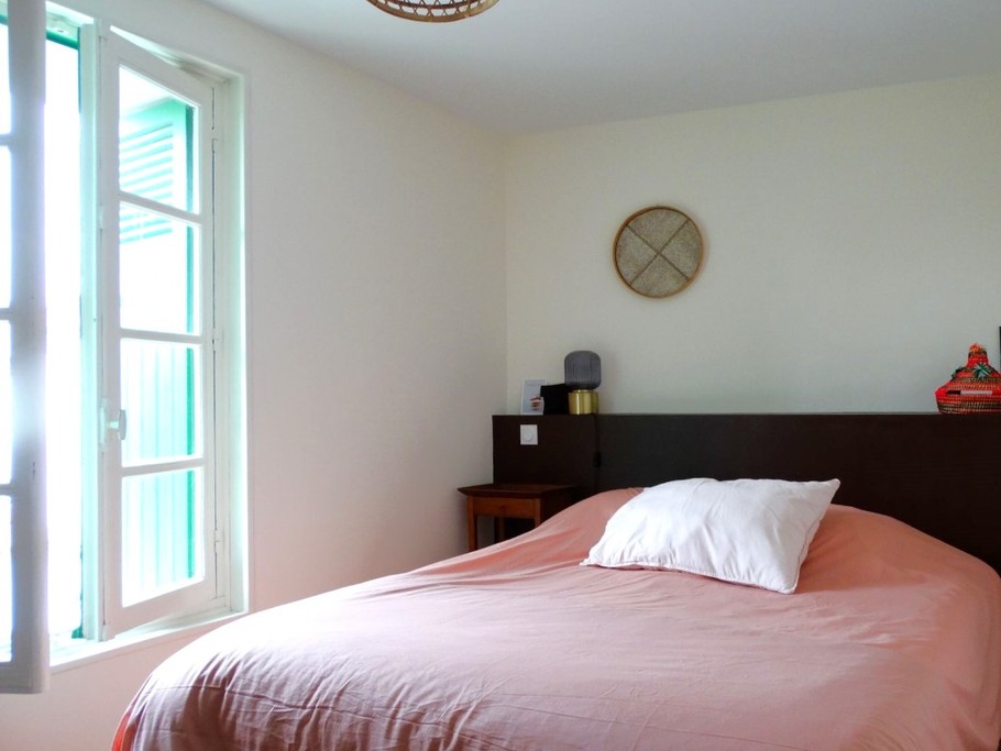 Chambre 1 avec un lit 140