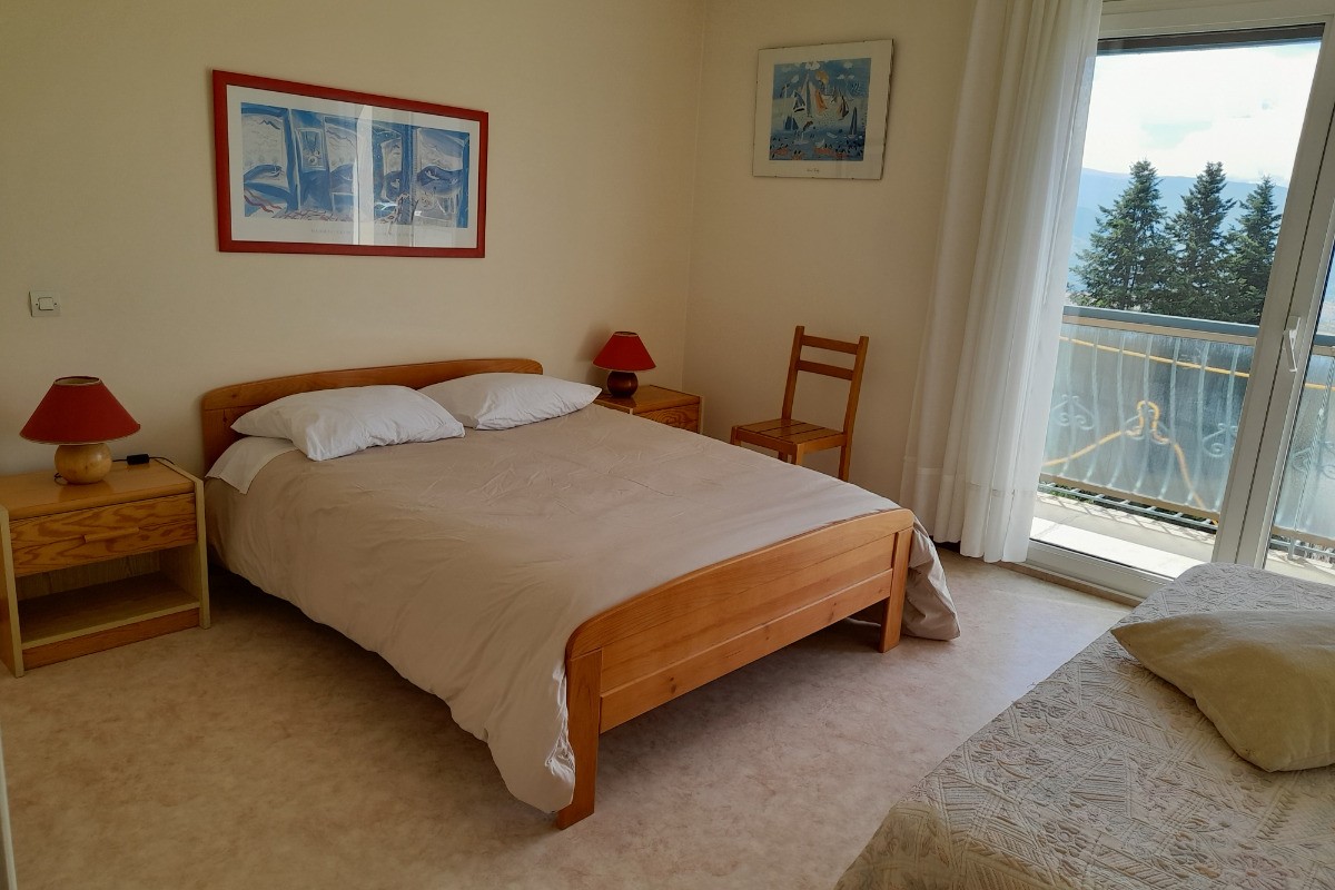 Chambre sud, lits équipés de couette, faits à l'arrivée