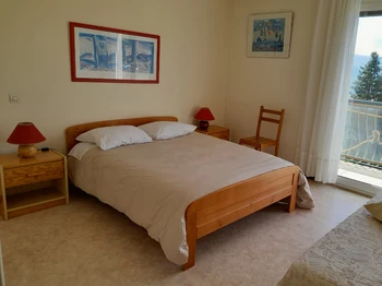 Chambre sud, lits équipés de couette, faits à l'arrivée