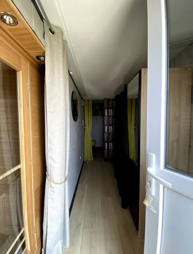 entrée (sauna à droite, wc au fond et chambre sur la droite)