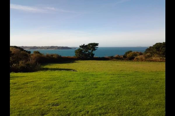 LE MARREC Location Trélevern jardin et vue mer
