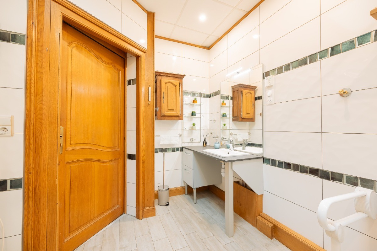 Salle d'eau avec accès aux personnes à mobilité réduite