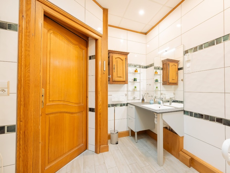 Salle d'eau avec accès aux personnes à mobilité réduite