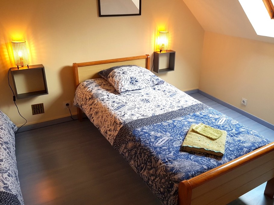 Chambre familiale pour 3 personnes au 1er étage (1 lit 140 cm) et 1 lit 90 cm).