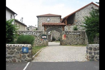 Pièce commune avec TV à écran plat, cheminée d'antan, coin cuisine, ...