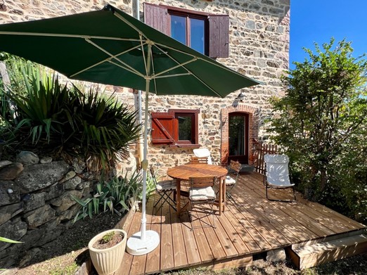 La terrasse avec son mobilier