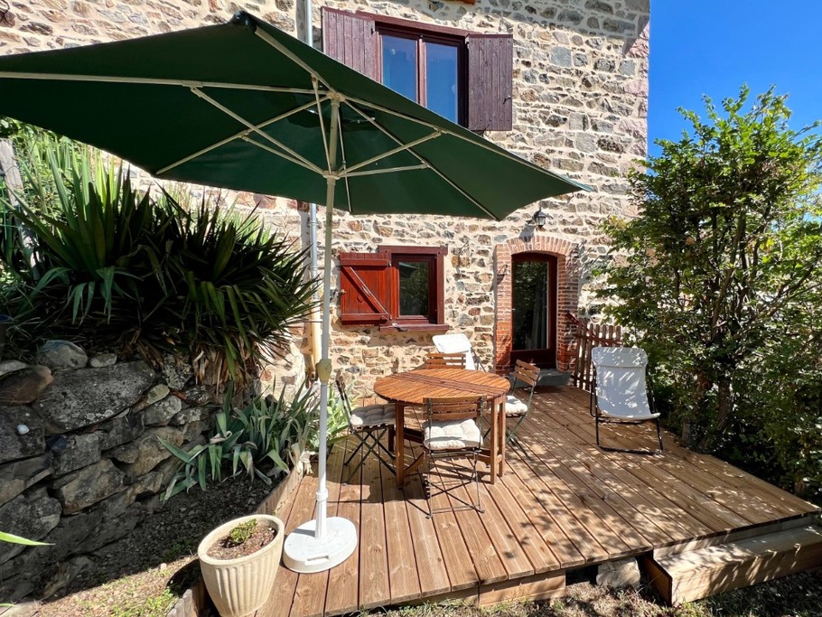 La terrasse avec son mobilier
