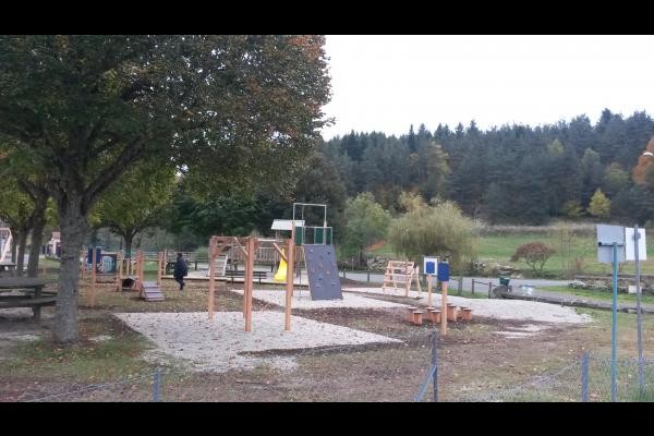 Jeux d'enfants dans le village