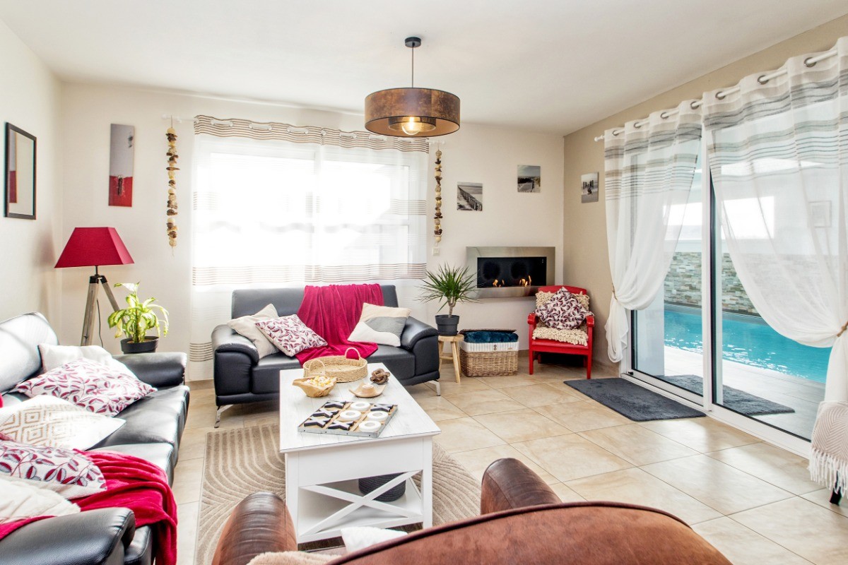 Salon accès piscine.