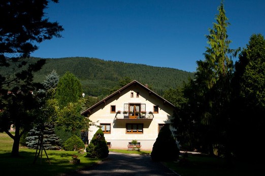 La maison , vue depuis le portail. Le gîte est au niveau du balcon