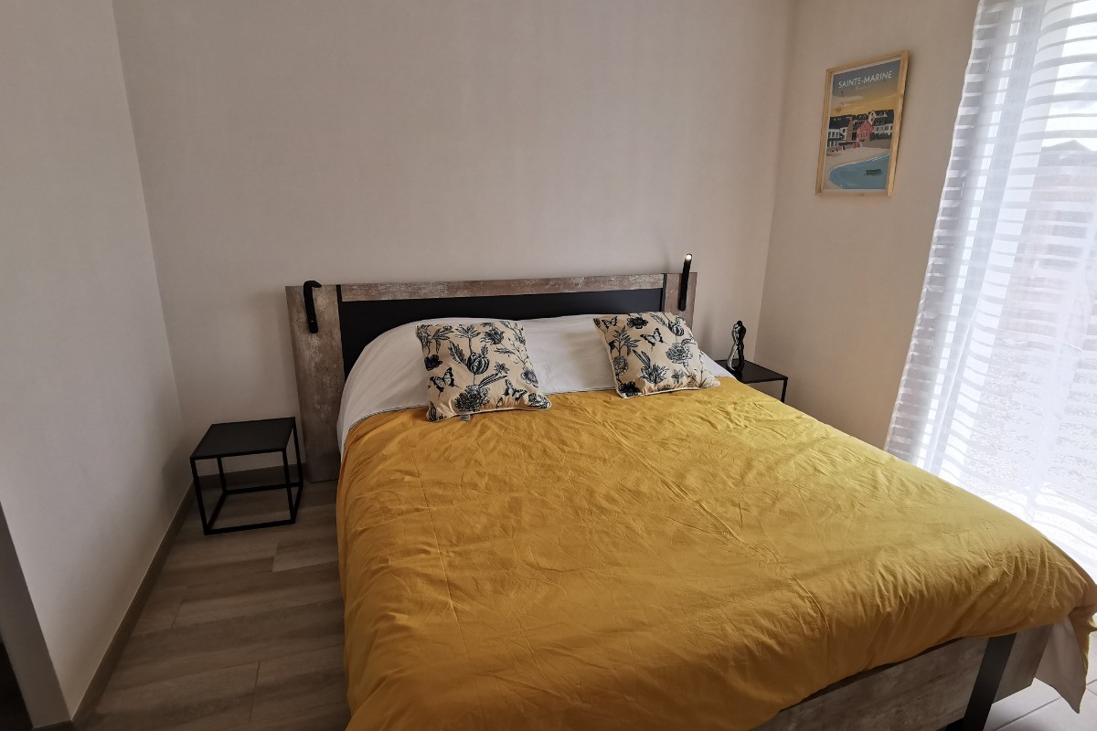 Une chambre avec un lit 160 et accès salle d'eau