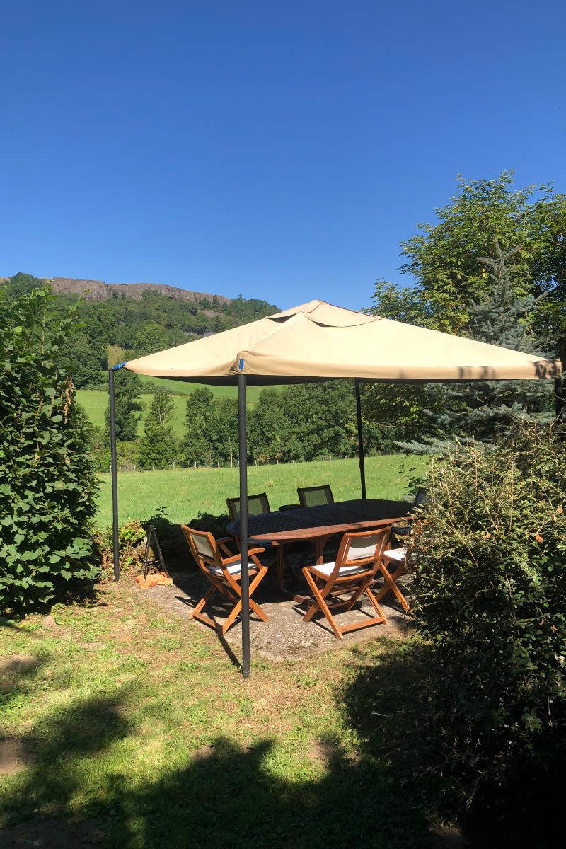 Terrasse et jardin clos du gîte à Collandres, idéal en famille