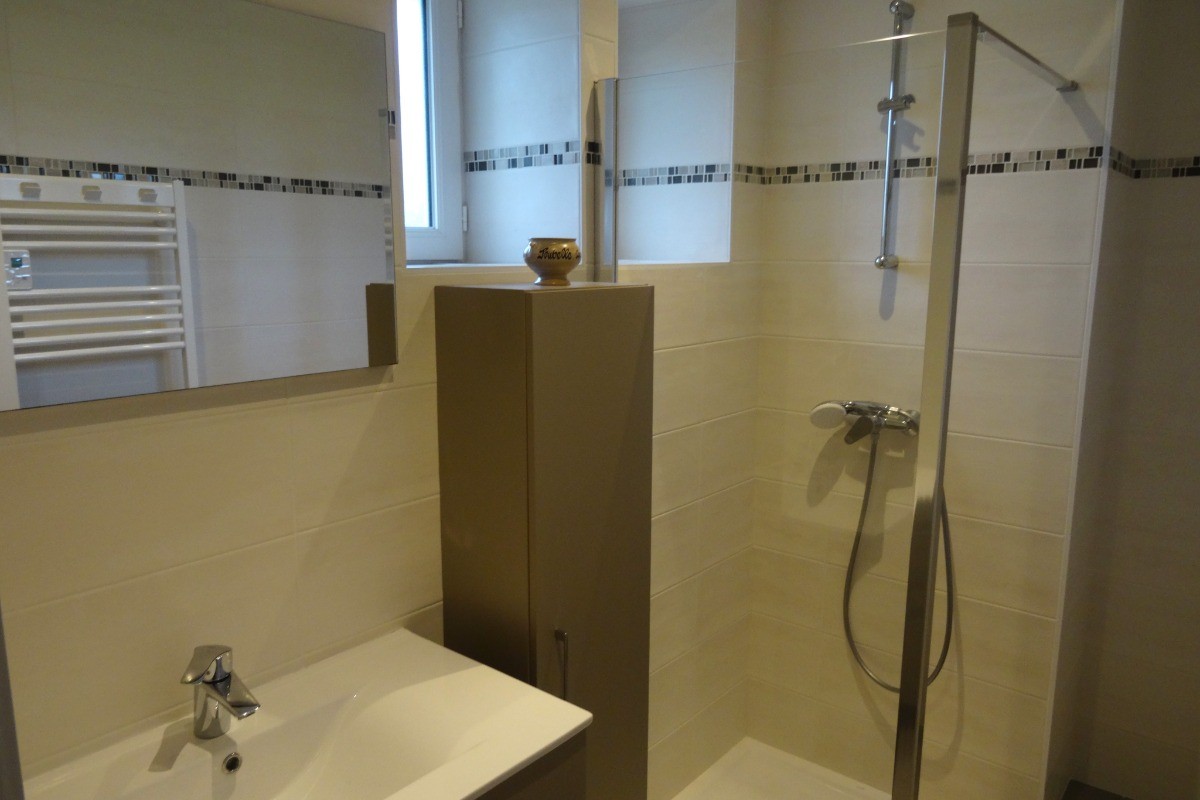 Salle d'eau douche grande dimension au RDC, accessible de plain pied.
