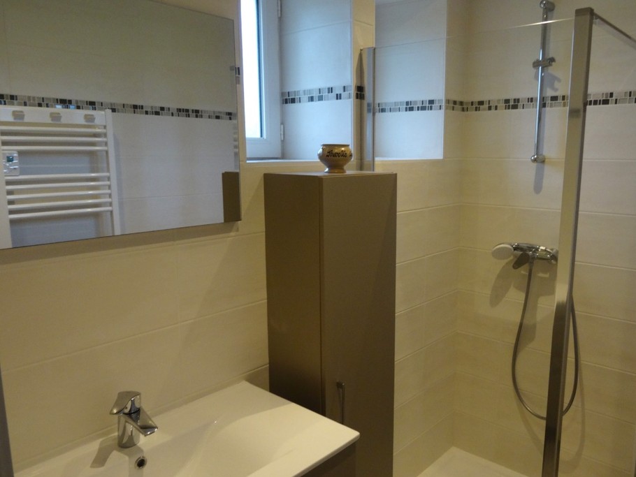 Salle d'eau douche grande dimension au RDC, accessible de plain pied.