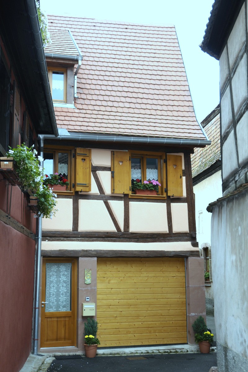 Façade côté entrée avec porte de garage automatique