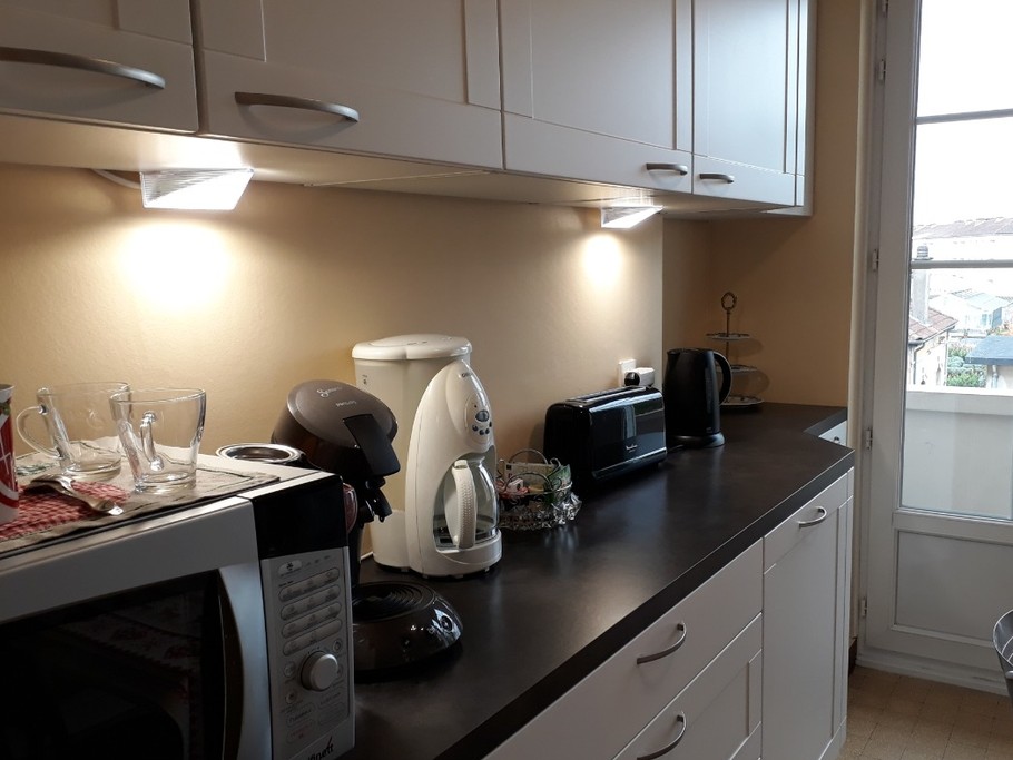 Appartement le Champ de Mars - Cuisine toute équipée accès balcon avec table et chaises