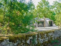 Le Dôme, niché dans une forêt de chênes truffiers bordée de murets de pierre de pays