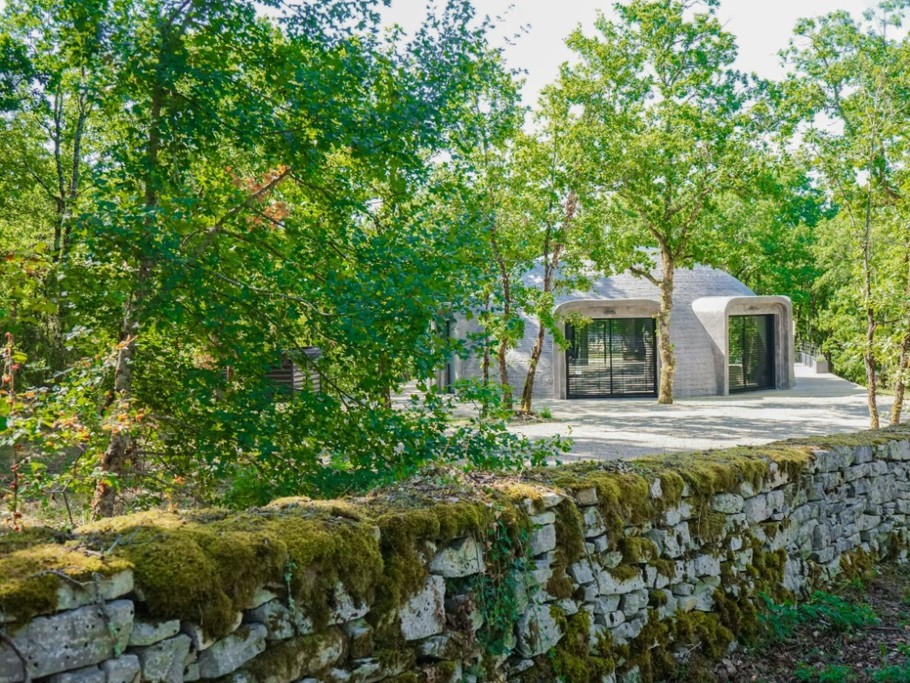 Le Dôme, niché dans une forêt de chênes truffiers bordée de murets de pierre de pays