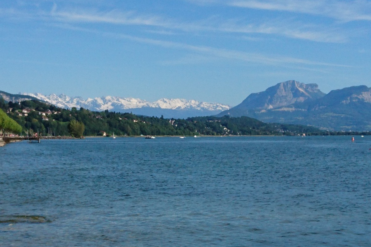 Entre lacs & montagnes , venez découvrir la ville thermale d' Aix les Bains.