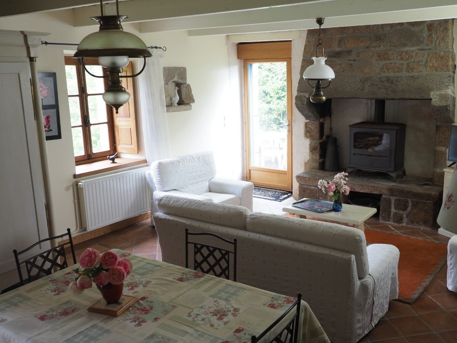 Séjour  . Vue sur terrasse sud / ouest - Maison de caractère à la campagne dans un superbe cadre , près de la mer. 5 pers.