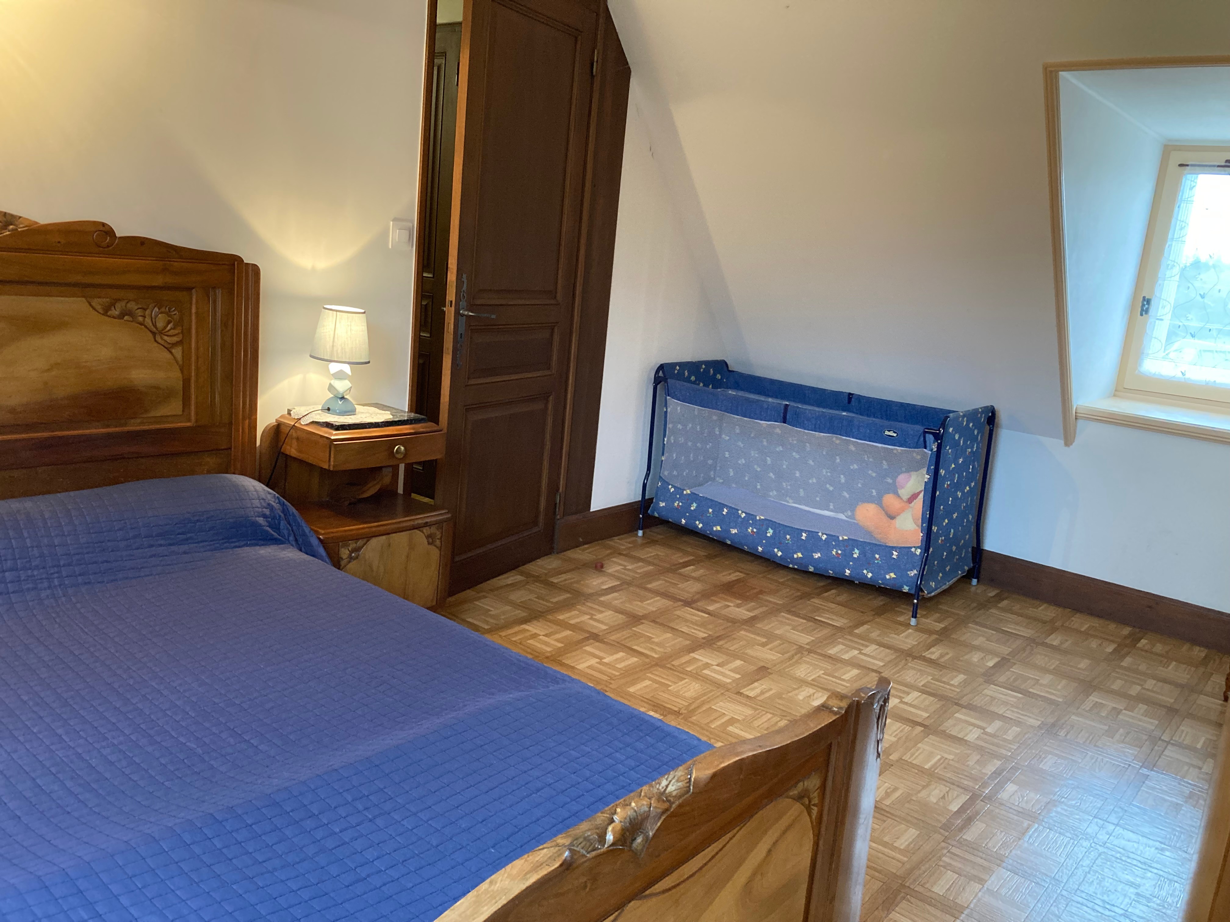 1ère Chambre lit en 140 + lit parapluie