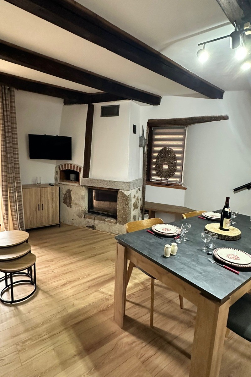 Cheminée avec bois à disposition