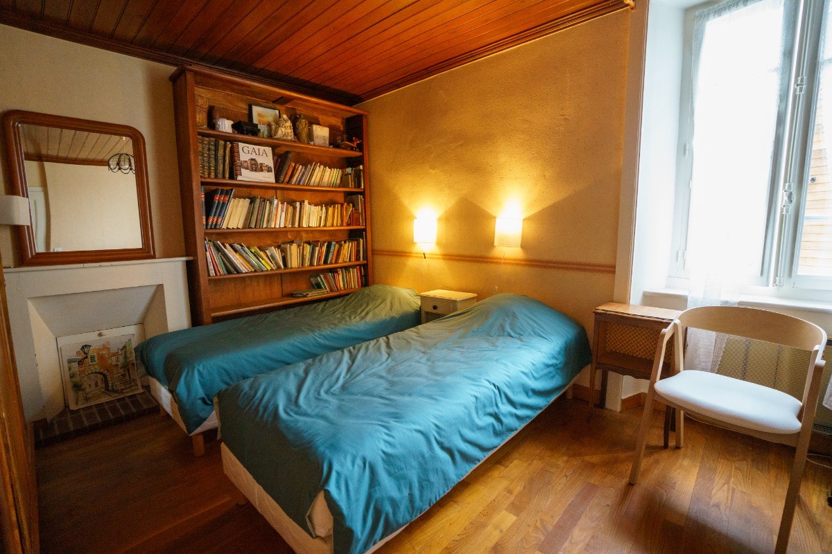 Chambre 2 pour 3 personnes au 1er étage - 2 lits de 80x190 cm et 1 lit de 90x190 cm