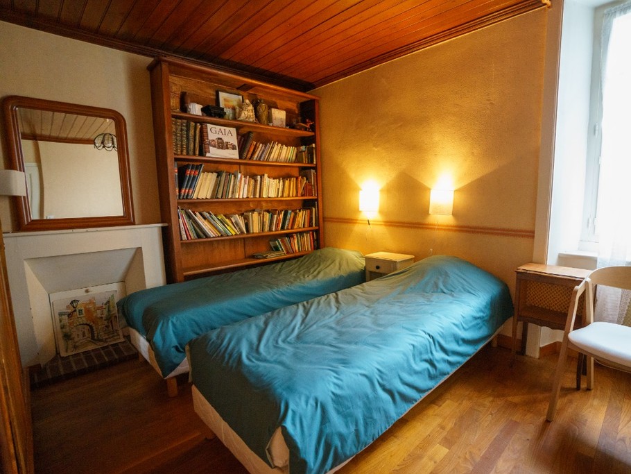 Chambre 2 pour 3 personnes au 1er étage - 2 lits de 80x190 cm et 1 lit de 90x190 cm