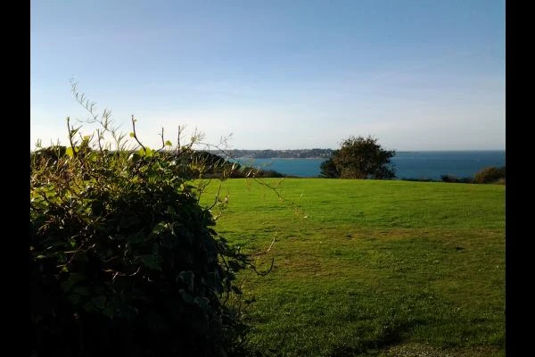 LE MARREC Location Trélevern jardin et vue mer