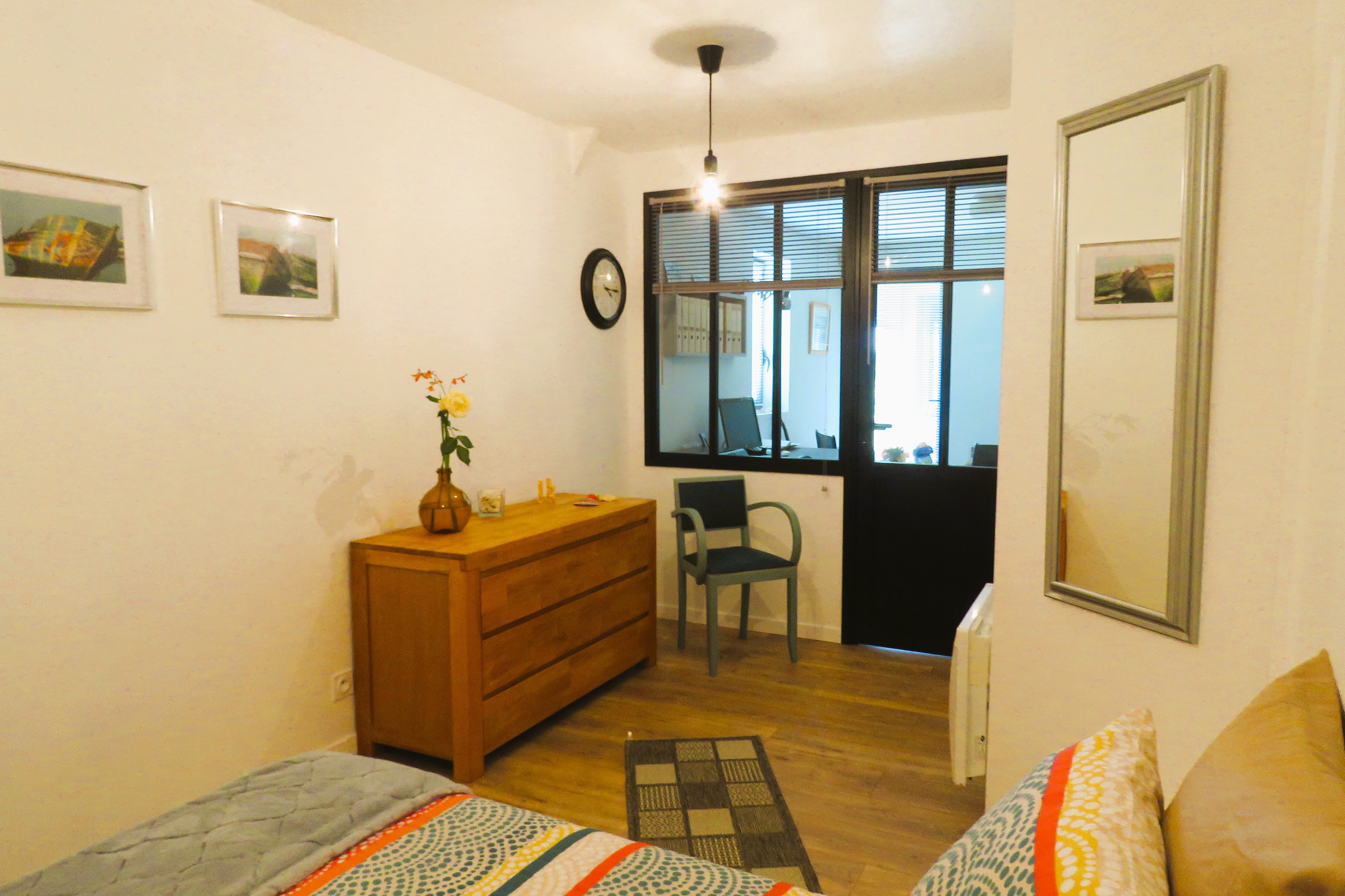 Seconde chambre de 12 m² avec lit 140 cm, commode. Louée uniquement si 3 ou 4 personnes d'une même réservation.