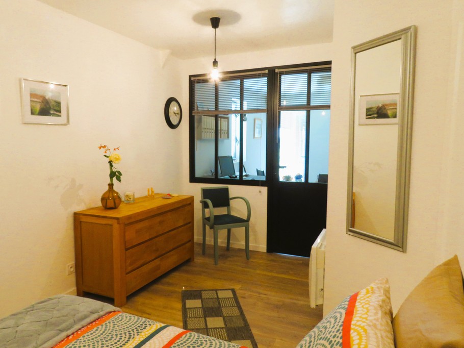 Seconde chambre de 12 m² avec lit 140 cm, commode. Louée uniquement si 3 ou 4 personnes d'une même réservation.