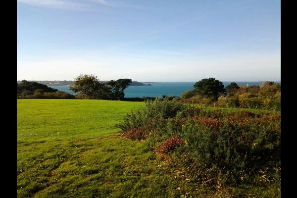 LE MARREC Location Trélevern jardin et vue mer
