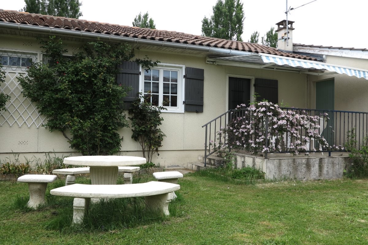 Côté jardin avec terrasse