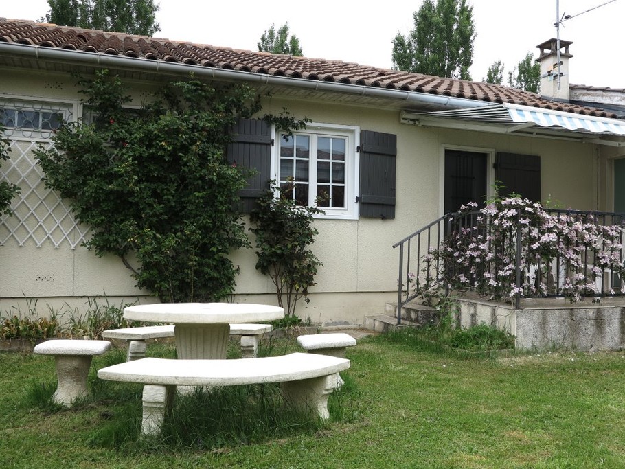 Côté jardin avec terrasse